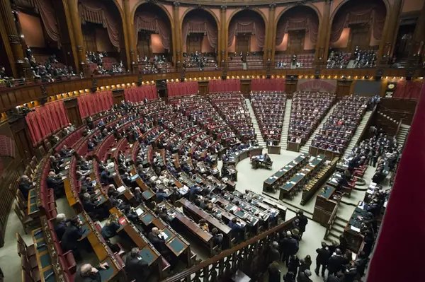 Pope Leo XIV Draws Huge Crowds in France as Paris Visit Blends Faith, Politics and AI