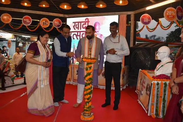 KVIC Chairman Manoj Goyal Inaugurates Special Khadi and Village Industries Exhibition at Delhi Haat photo 3