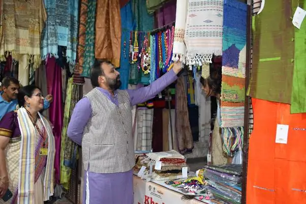KVIC Chairman Manoj Goyal Inaugurates Special Khadi and Village Industries Exhibition at Delhi Haat photo 5