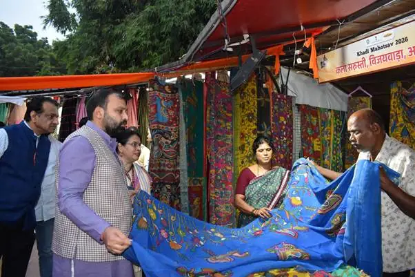 KVIC Chairman Manoj Goyal Inaugurates Special Khadi and Village Industries Exhibition at Delhi Haat photo 6