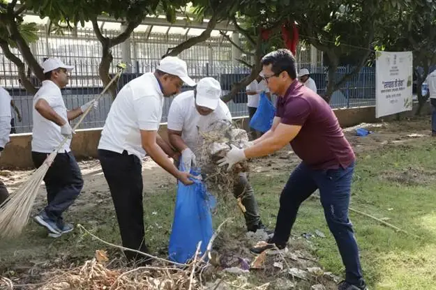 Land Resources Department Leads One-Hour Cleanliness Drive in Push for Civic Discipline photo 5