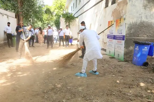 Minister B. L. Verma Leads Cleanliness Drive in Paharganj Under ‘One Day, One Hour, Together’ Campaign photo 3