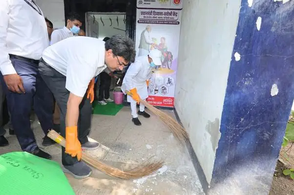 Minister B. L. Verma Leads Cleanliness Drive in Paharganj Under ‘One Day, One Hour, Together’ Campaign photo 4