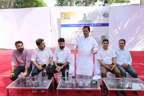 Minister B. L. Verma Leads Cleanliness Drive in Paharganj Under ‘One Day, One Hour, Together’ Campaign photo 5