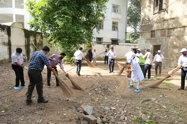 Minister B. L. Verma Leads Cleanliness Drive in Paharganj Under ‘One Day, One Hour, Together’ Campaign photo 6