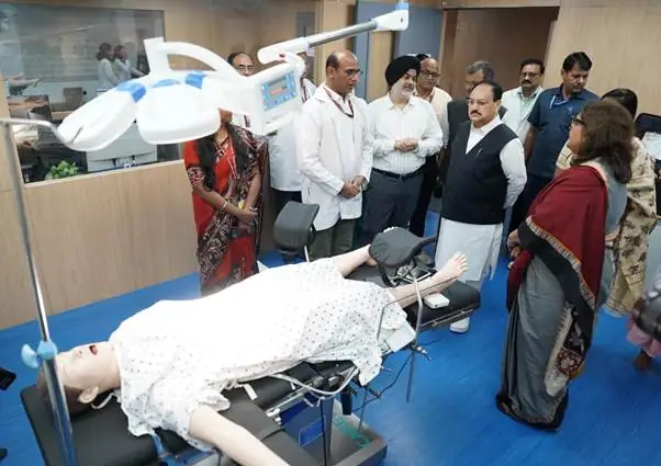 नड्डा ने लेडी हार्डिंग मेडिकल कॉलेज और संबद्ध अस्पतालों की प्रगति की समीक्षा की, स्वास्थ्य सेवाओं में सुधार पर जोर photo 4