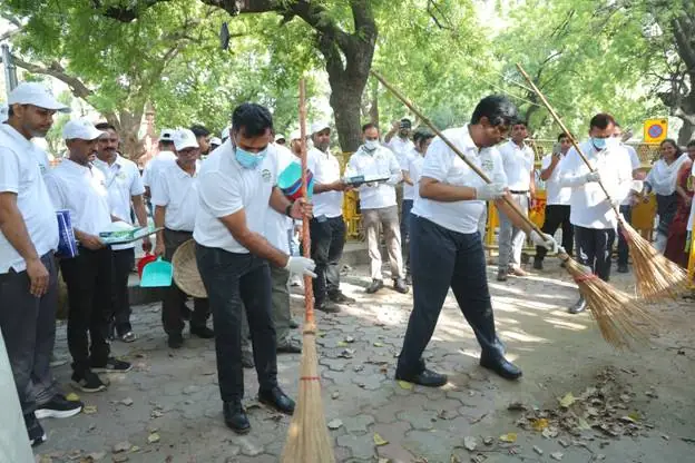 Road Transport Ministry Marks Swachhata Hi Seva With Nationwide 'One Day, One Hour, Together' Cleanliness Drive photo 3