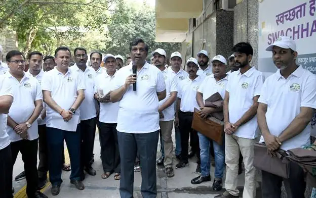 Road Transport Ministry Marks Swachhata Hi Seva With Nationwide 'One Day, One Hour, Together' Cleanliness Drive photo 6